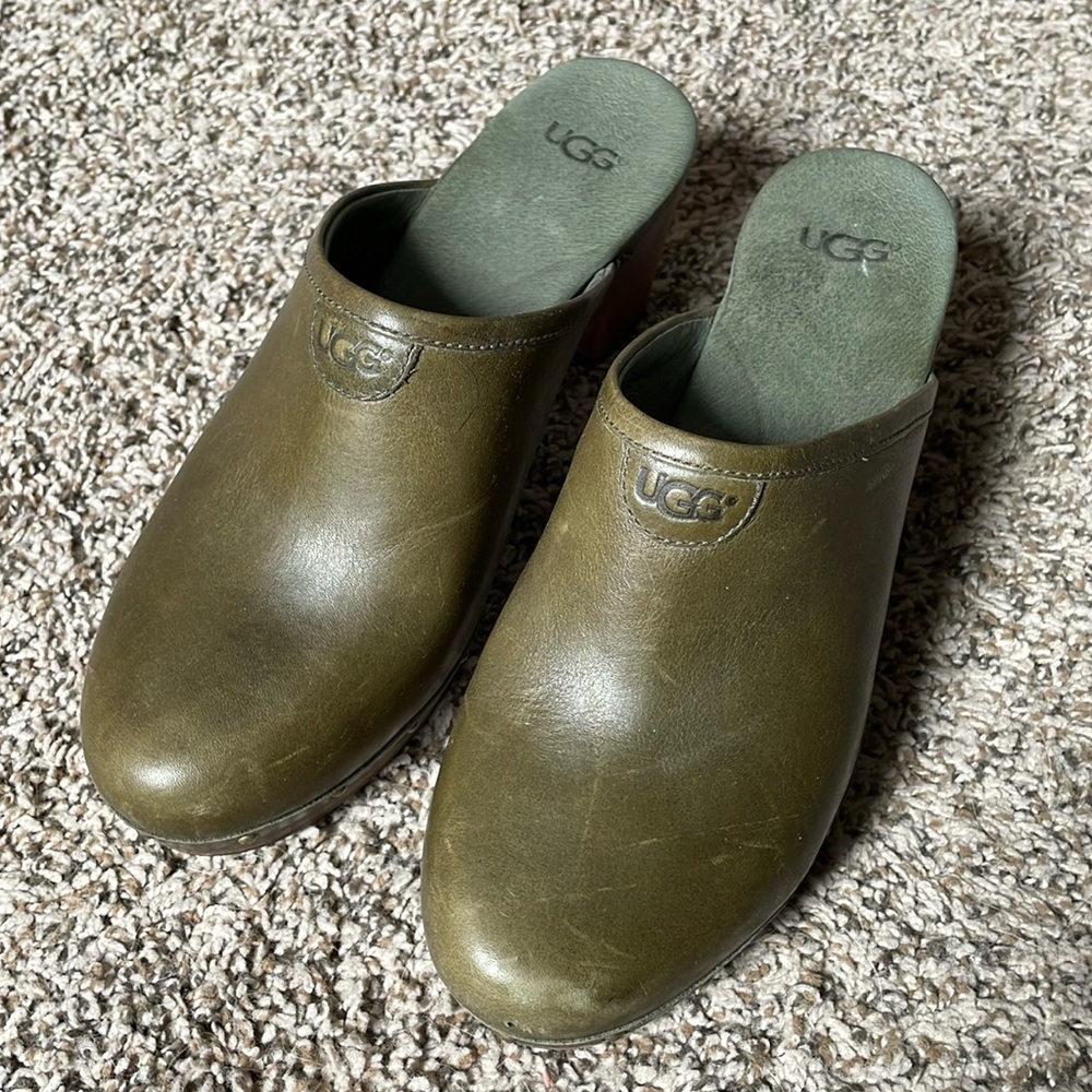 Womens 9 UGG Olive green clog Sherpa lined